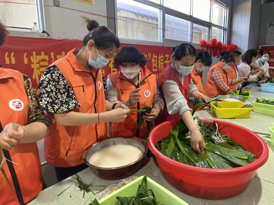 青口供電所黨支部聯(lián)合生產(chǎn)生活服務(wù)中心分會(huì)、黃沙坨社區(qū)，共同舉辦“悠悠艾草香 濃濃端午情”系列活動(dòng)。.png